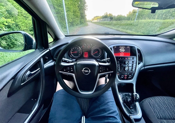 Opel Astra cena 29900 przebieg: 237000, rok produkcji 2015 z Września małe 67